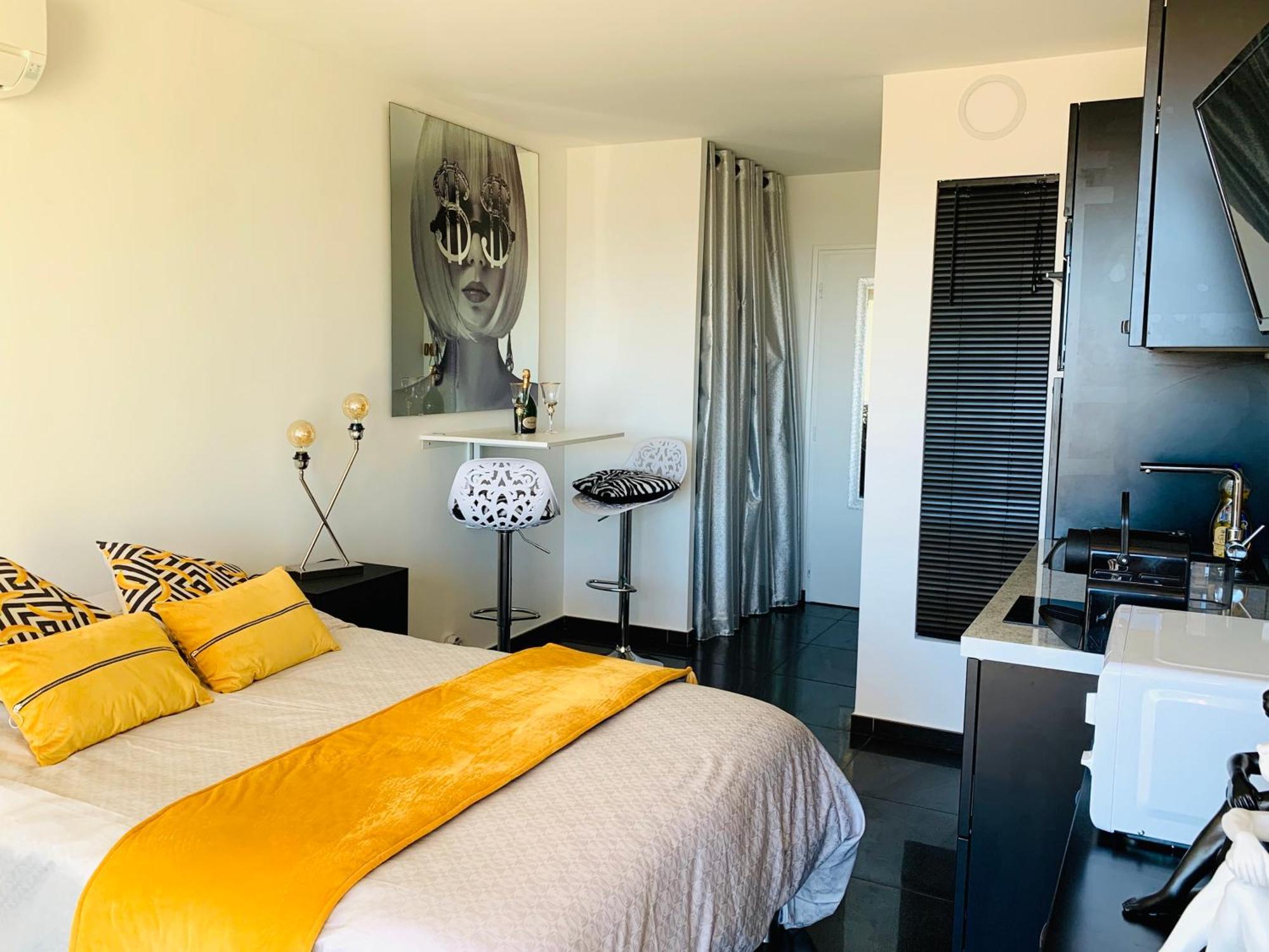 Bagatelle Naturiste Heliopolis Clim Ascenseur Vue Mer Parking Prive 阿格德 外观 照片